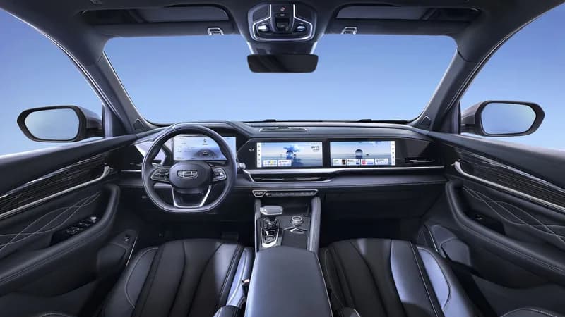 Салон Geely Monjaro 2025: приборная панель и два экрана мультимедиа