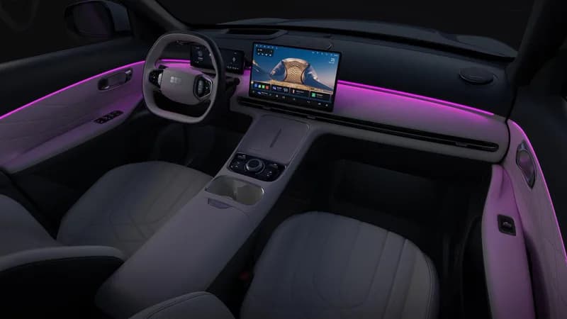 Салон Geely Galaxy Starship 7: экран мультимедиа и приборная панель в вечерней подсветке